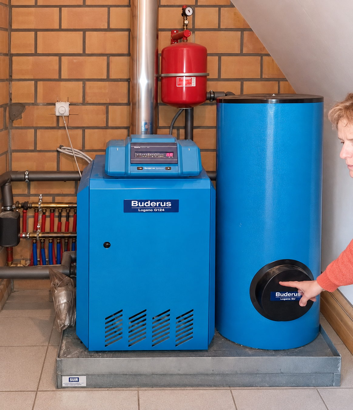 Oude vloerstaande gasketel met afzonderlijke warmwaterboiler in Brugge